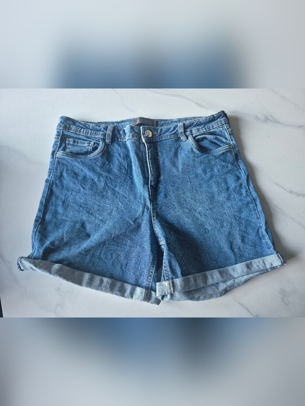 Suzy Shier Casual Roll-Cuff Denim Shorts in Blue